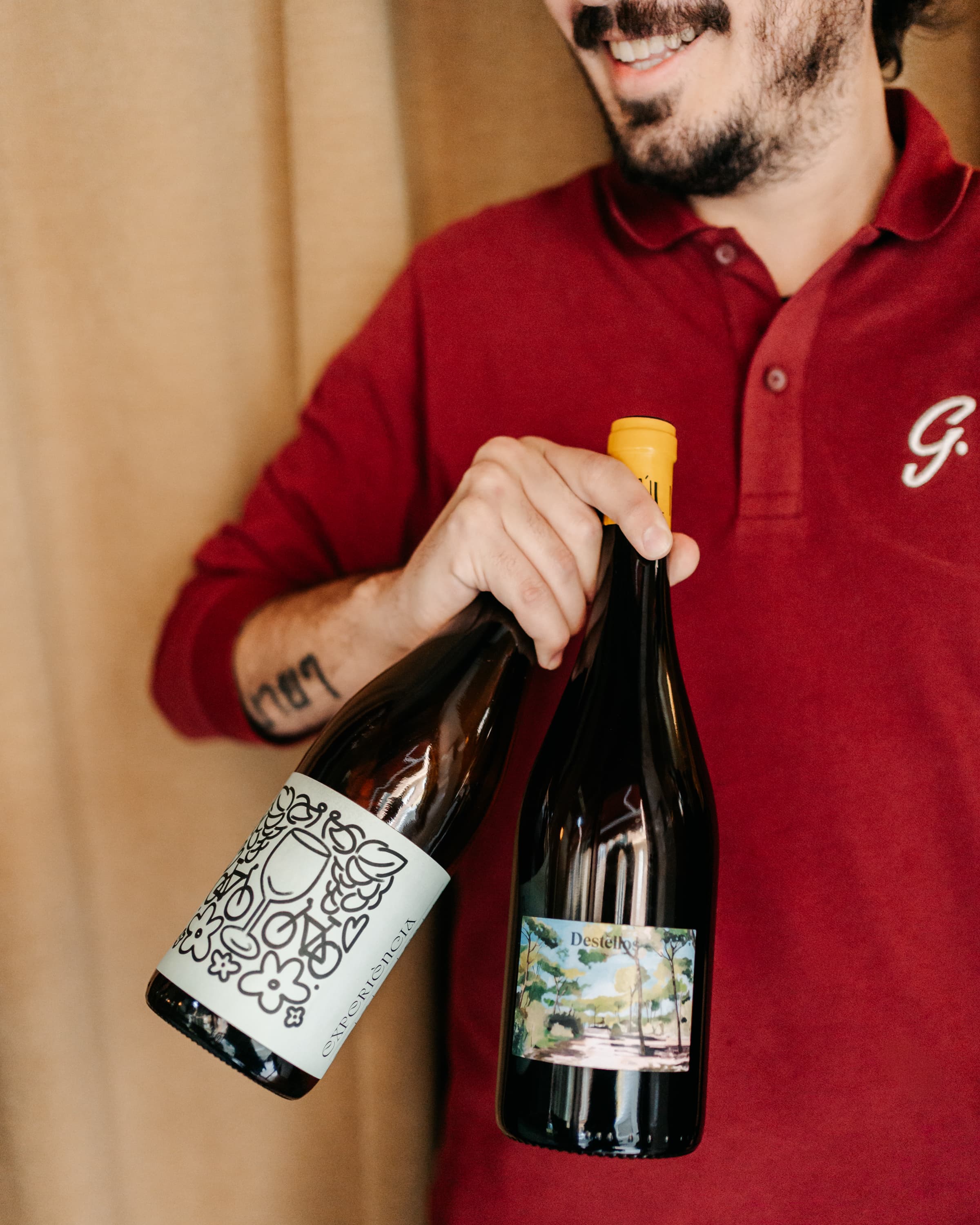 Camarero mostrando botellas de vino natural