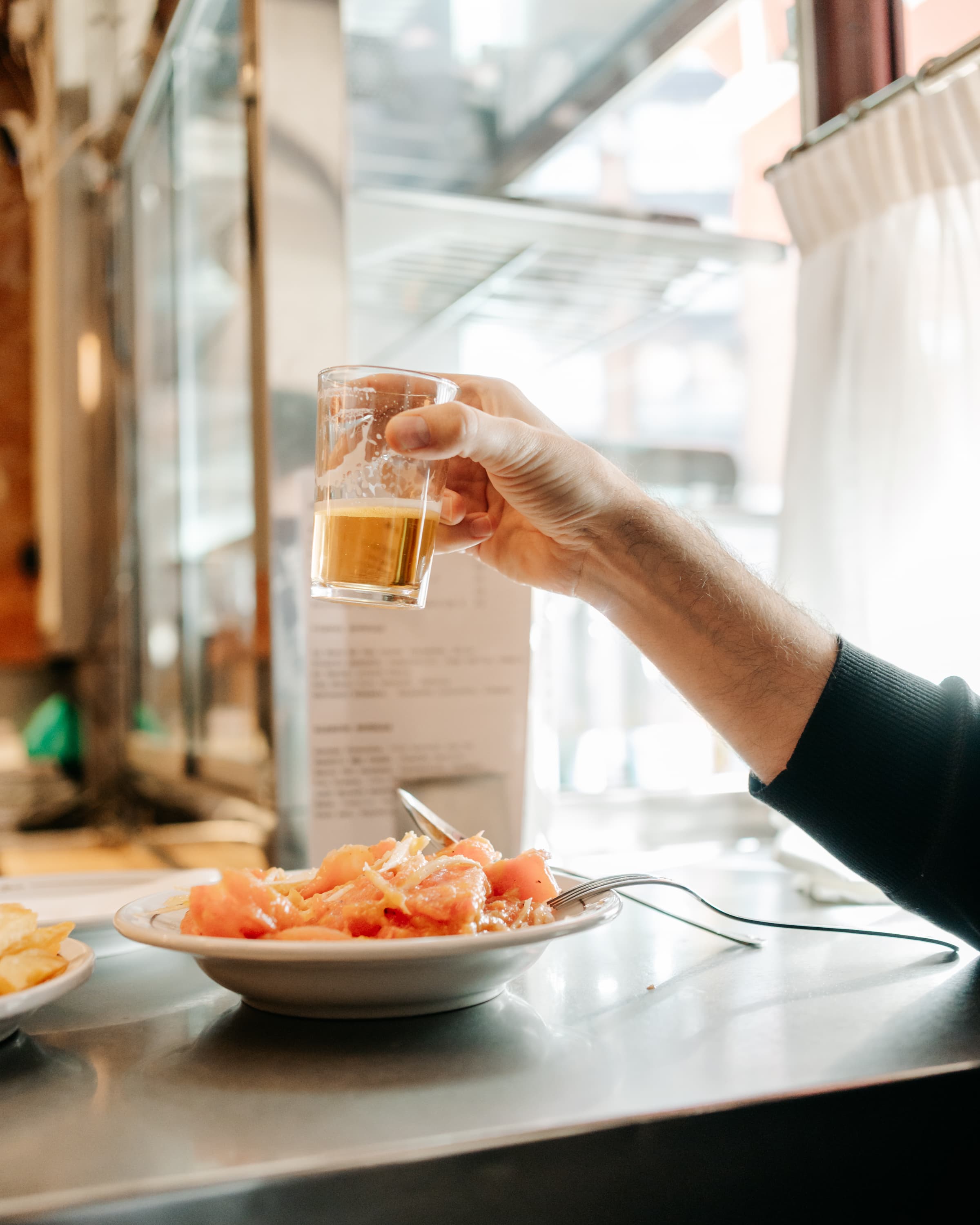 Caña y plato de tomate en la barra